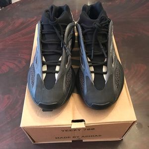 Yeezy 700 V3 “Alvah” Size 8.5
